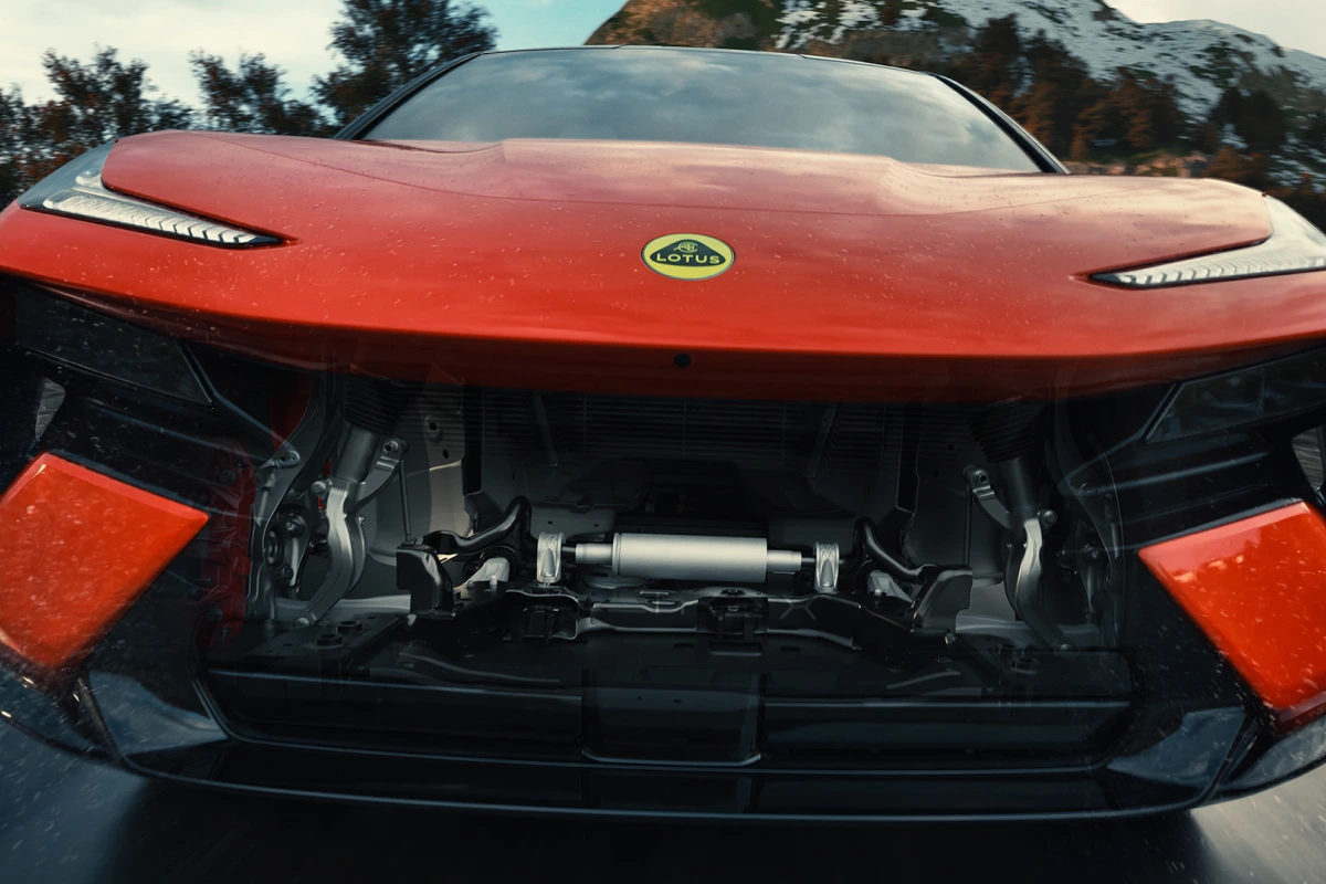 Lotus Eletre X in movimento sulla strada costiera